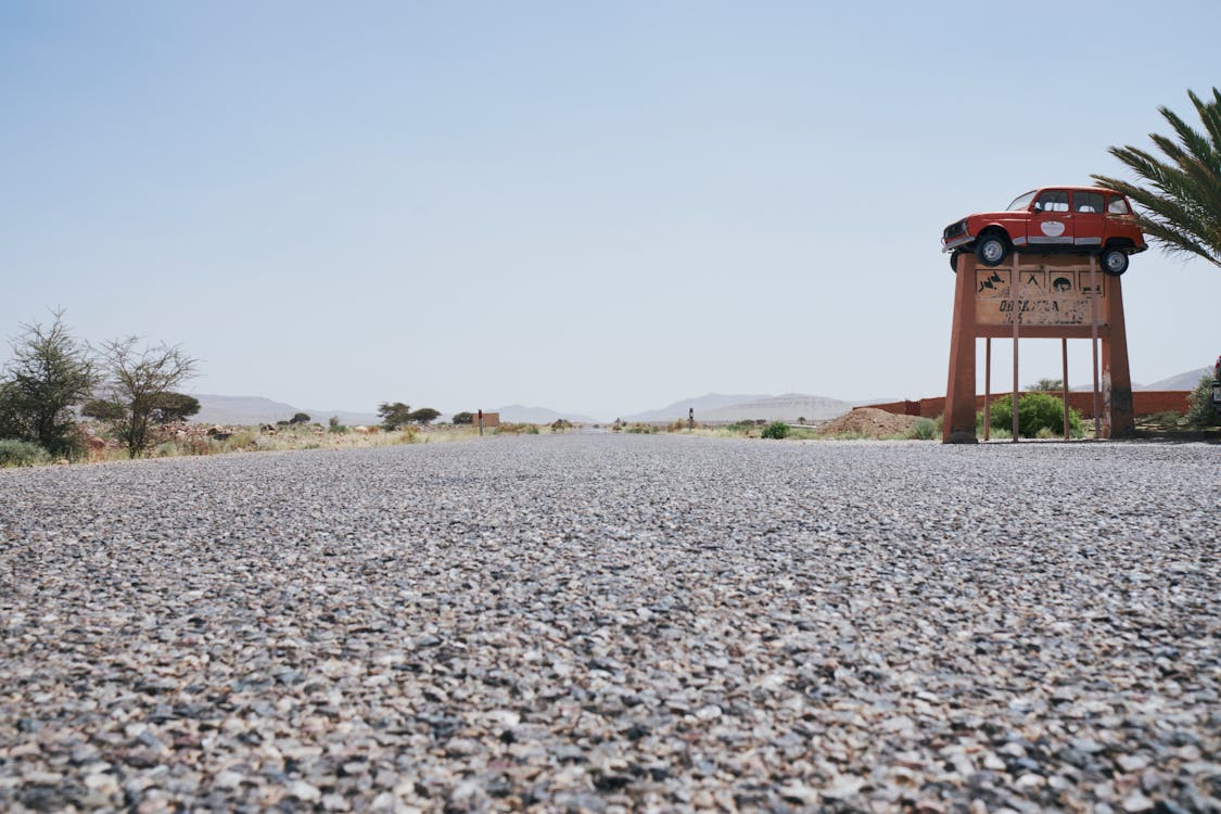 What is the minimum age to rent a car in Morocco?